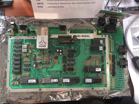 Atari-800XL-naked-board